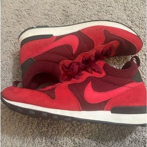 Nike international mid